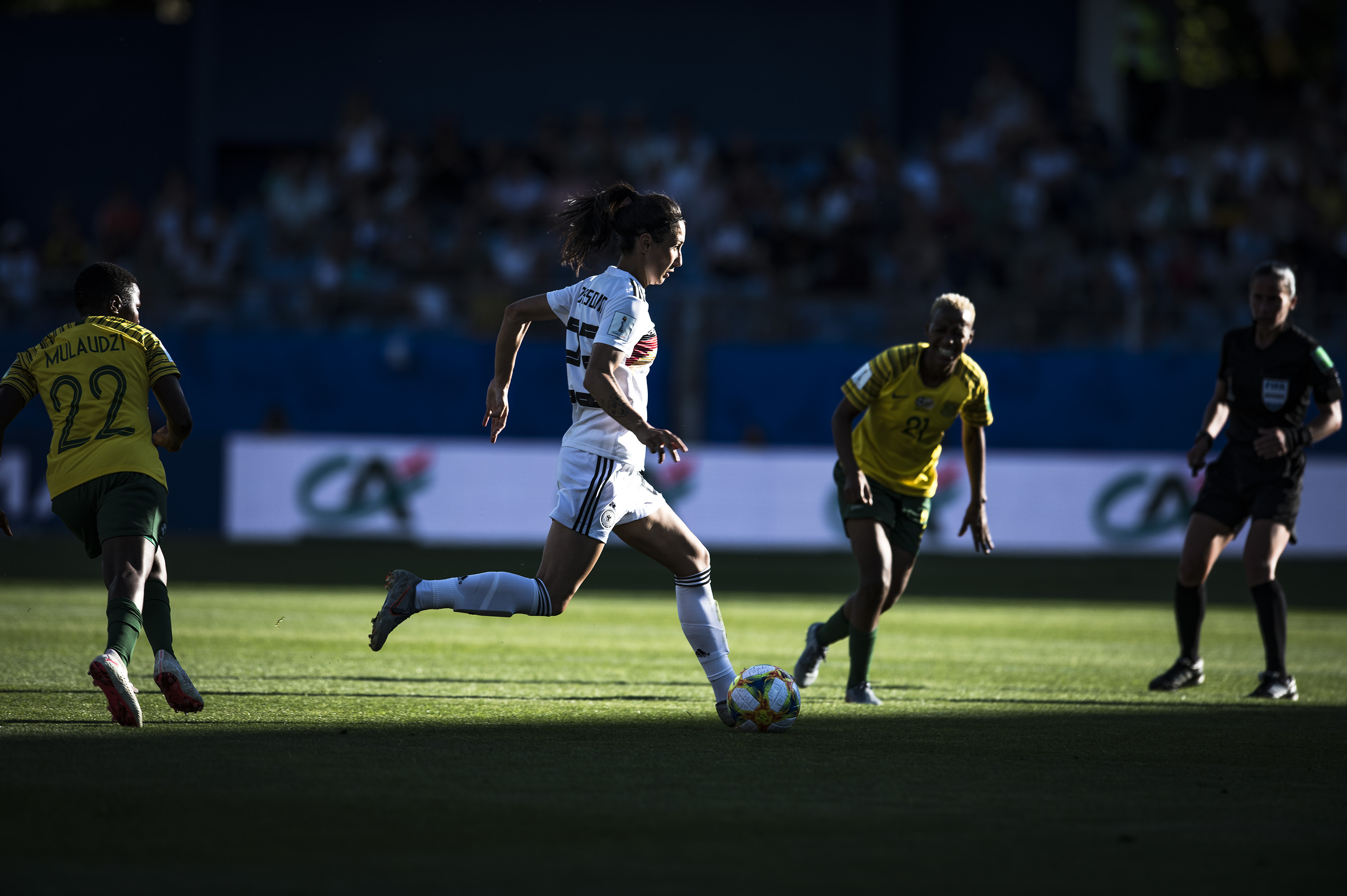 爱游戏登录入口-南非击剑队表现抢眼，大获成功(南非击剑队表现抢眼,大获成功的是谁)