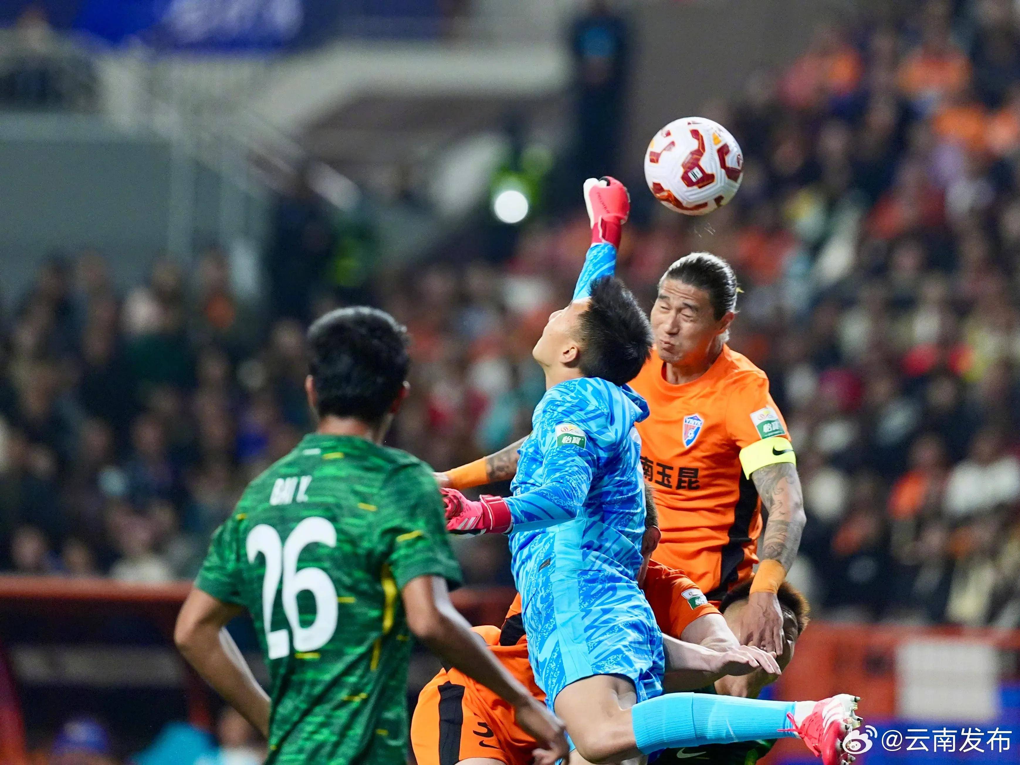 云南队在比赛中展现出快速推进进攻,获得胜利(云南队在比赛中展现出快速推进进攻,获得胜利的精神) 云南队在比赛中展现出快速推进进攻,获得胜利(云南队在比赛中展现出快速推进进攻,获得胜利的精神)