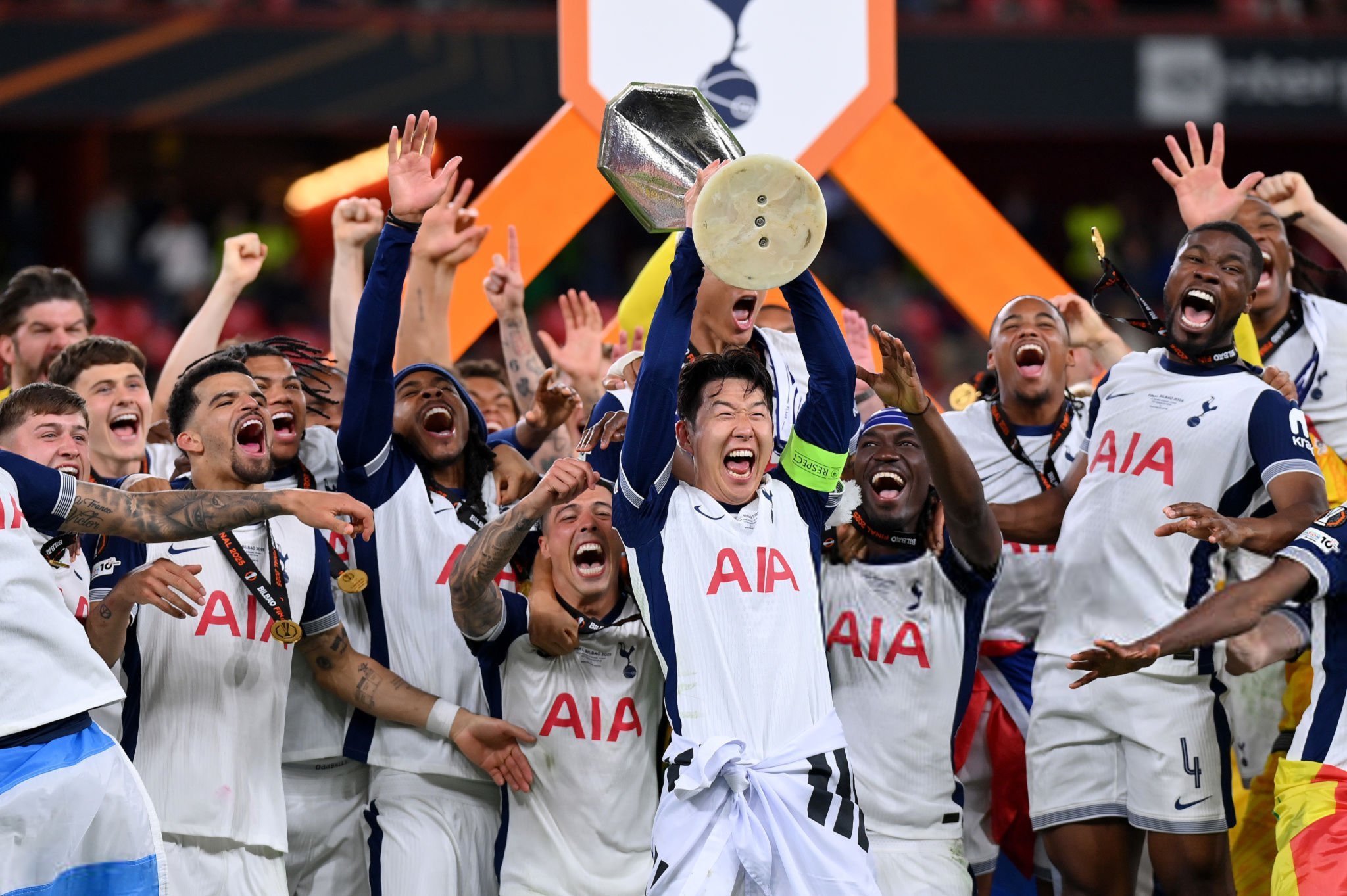 包含热刺队备战亚洲比赛，全队全力以赴争胜的词条