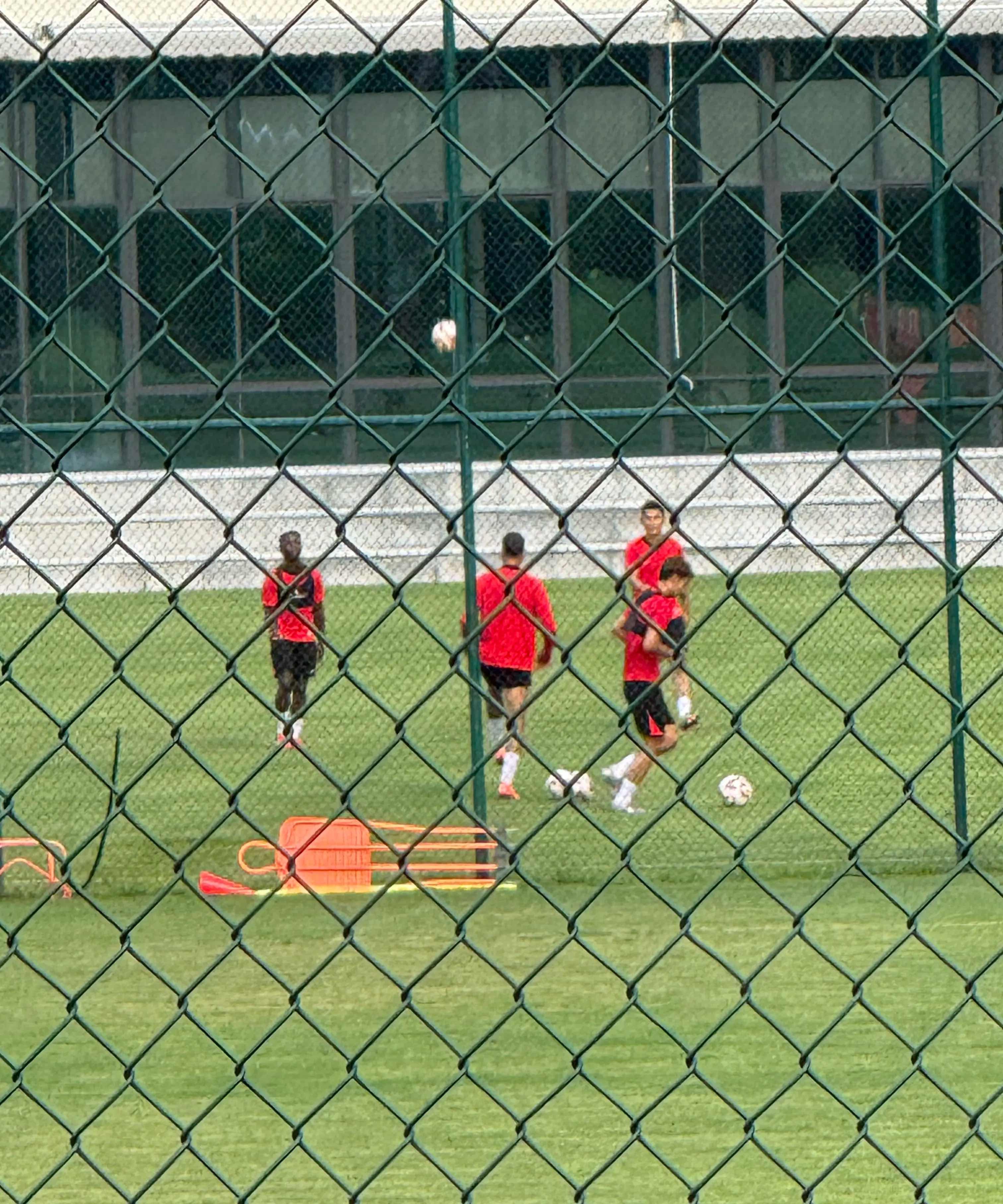 大比分胜利，球队士气高昂备战下一场比赛的简单介绍