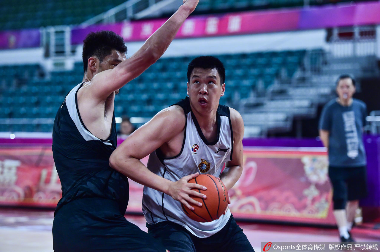 超级联盟篮球比赛在即,球员备战 超级联盟篮球比赛在即,球员备战