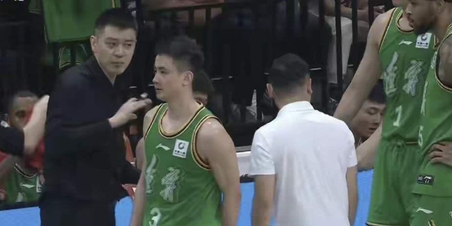 爱游戏体育直播-辽粤大战如烽火重燃，两队的较量引发球迷激烈争议！的简单介绍