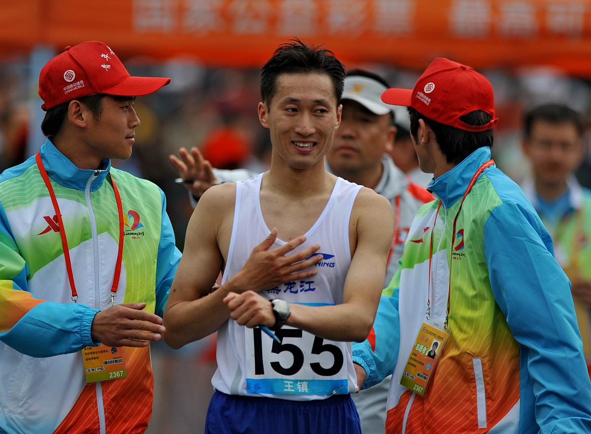 爱游戏登录入口-包含田径选手挺身而出，赢得掌声的词条