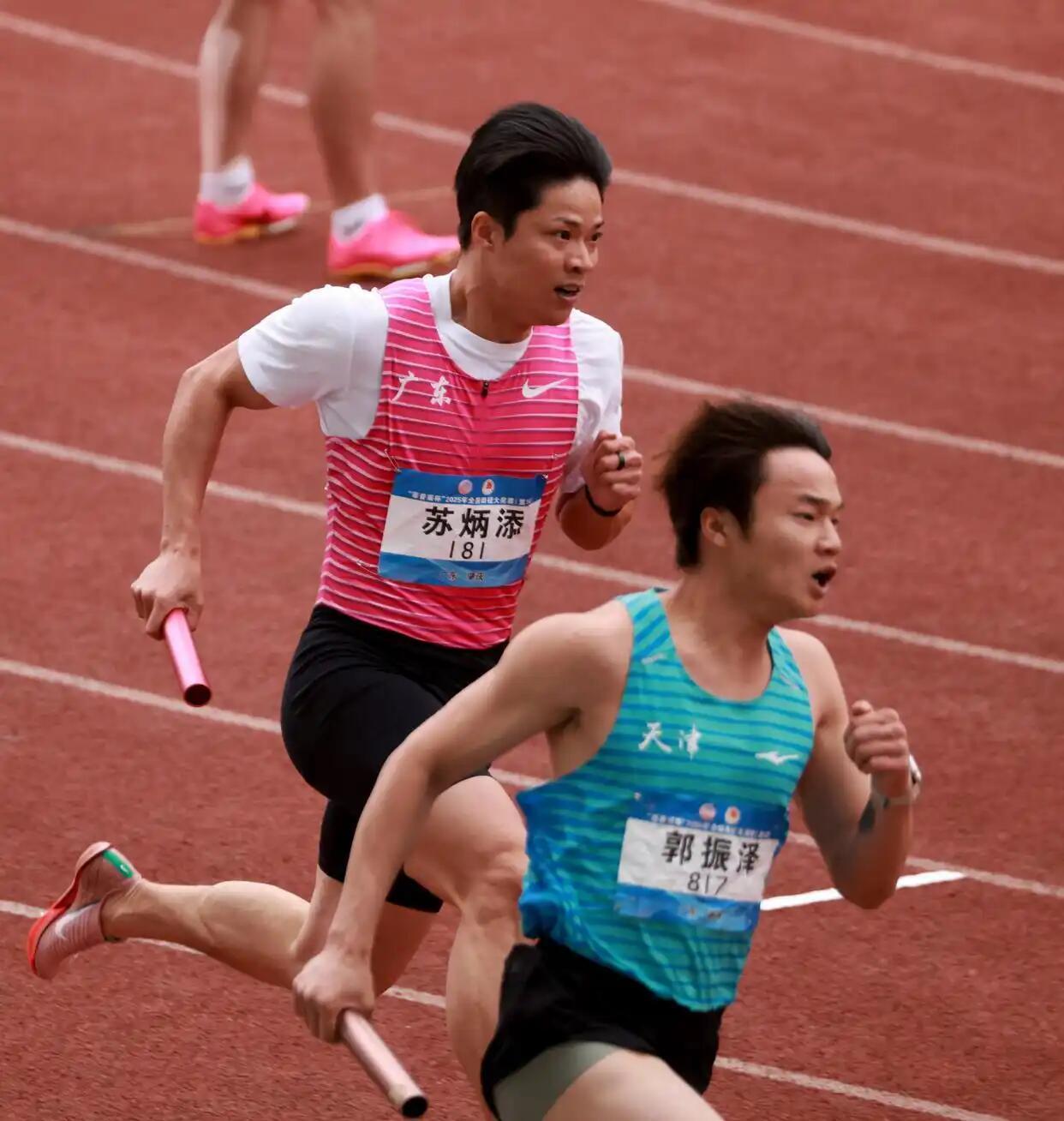 包含田径选手挺身而出，赢得掌声的词条