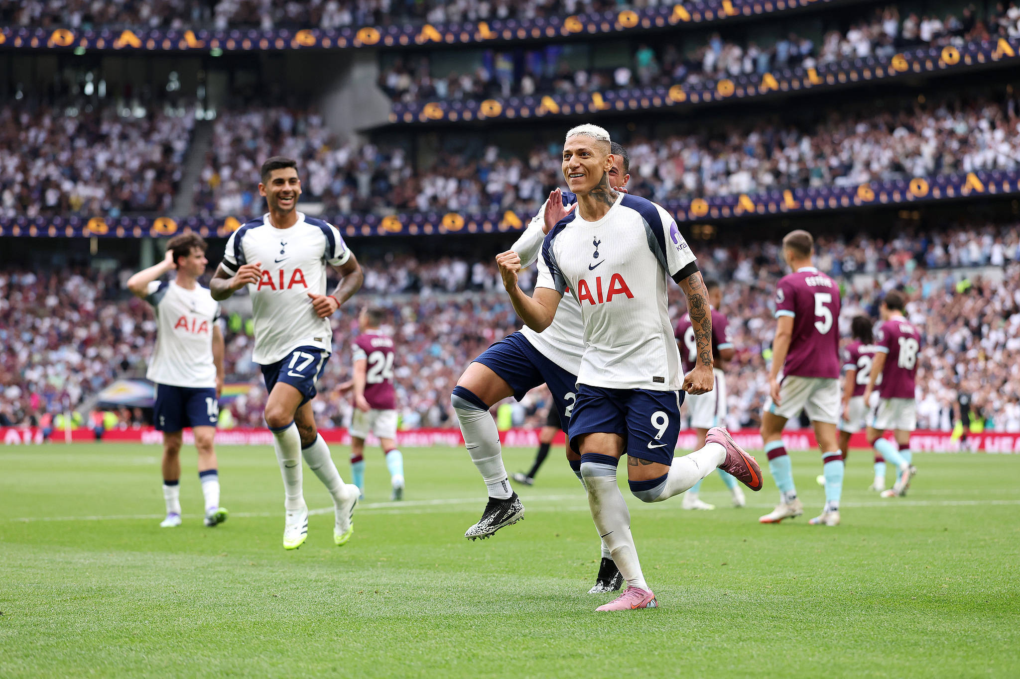 爱游戏-热刺主场表现出色，球队信心高涨