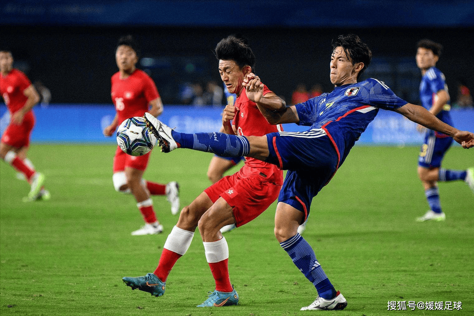 国际足球赛事中中国球员身姿矫健令人震撼 国际足球赛事中中国球员身姿矫健令人震撼
