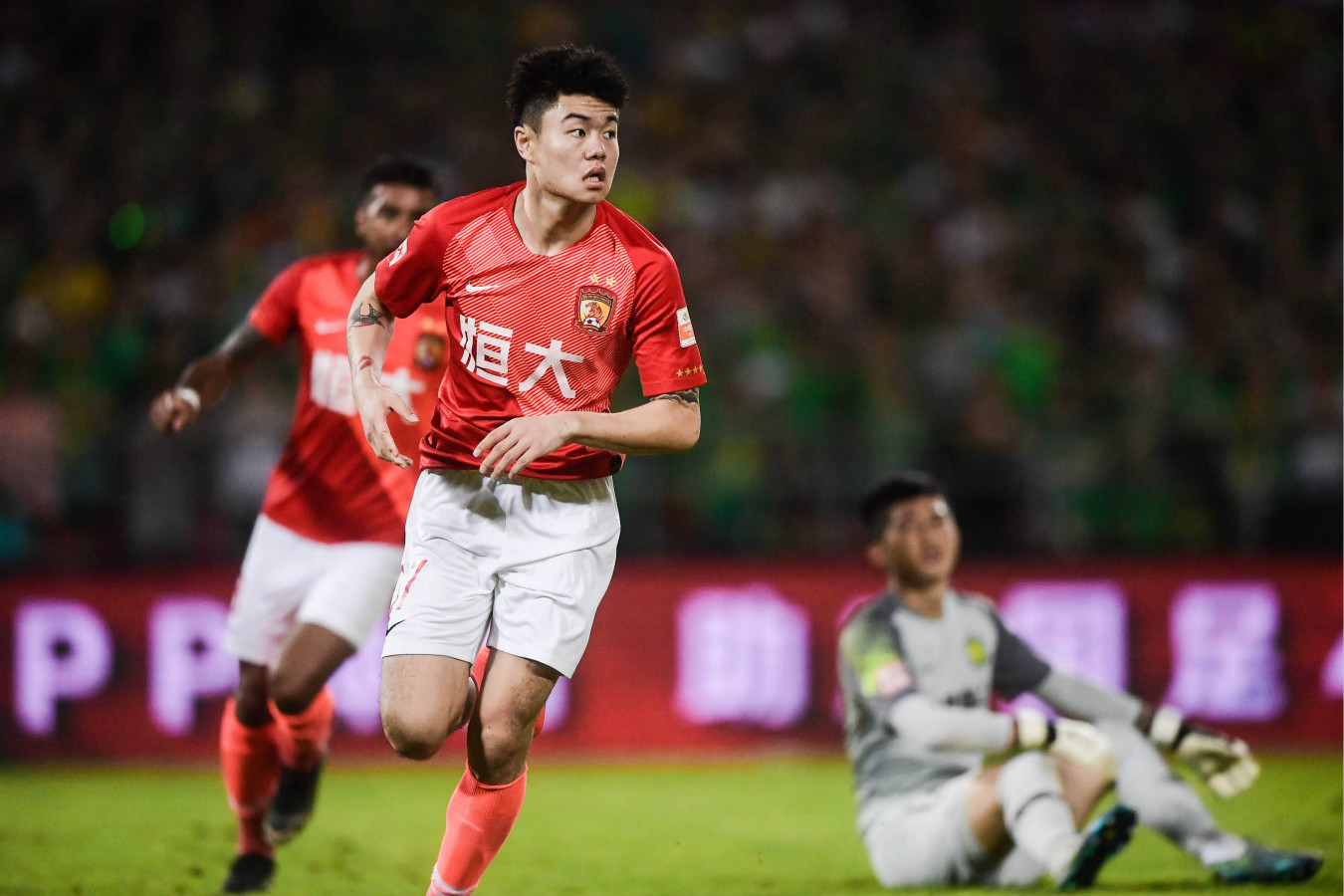 爱游戏体育直播-恒大核心球员复出，带领球队连胜领跑