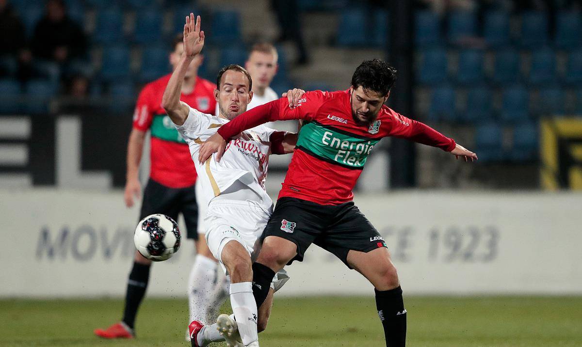 包含格拉纳达攻势猛烈，继续保持不败纪录的词条