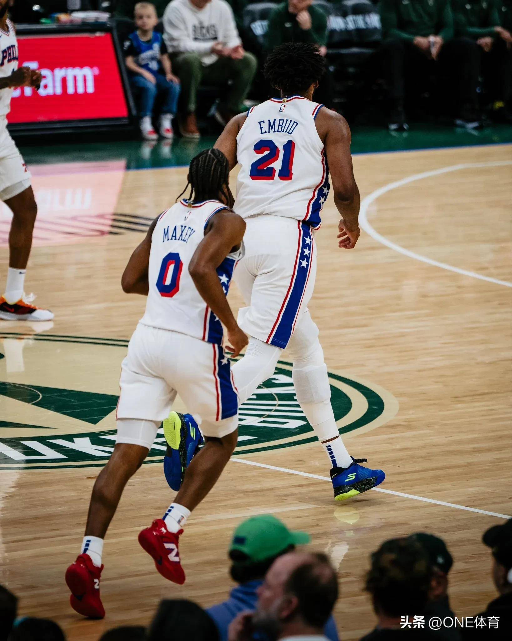 爱游戏体育直播-76人客场擒独行侠，恩比德爆发欲超