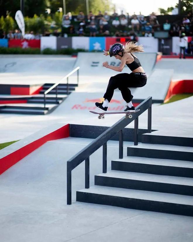 爱游戏app下载-美国滑板选手飘逸出手，稳坐领先位置的简单介绍