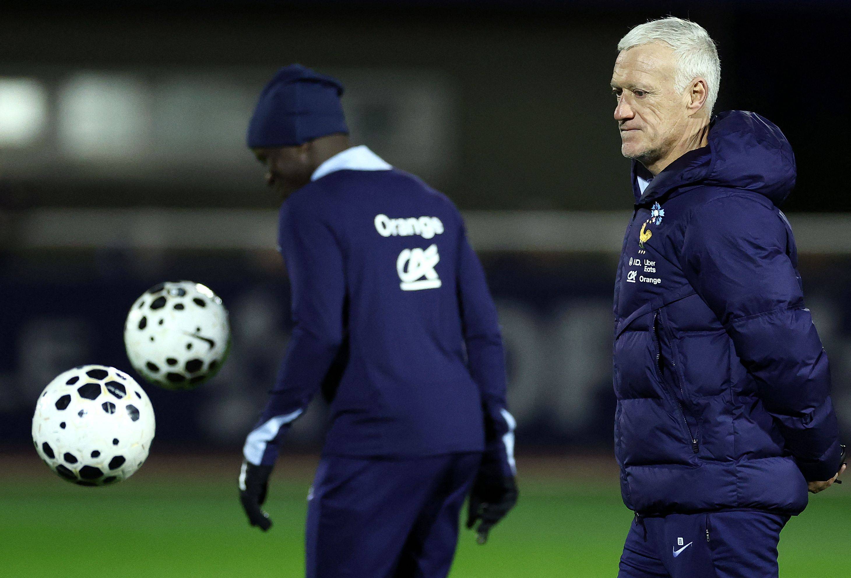 爱游戏在线-法国足球明星在场上展现出色表现