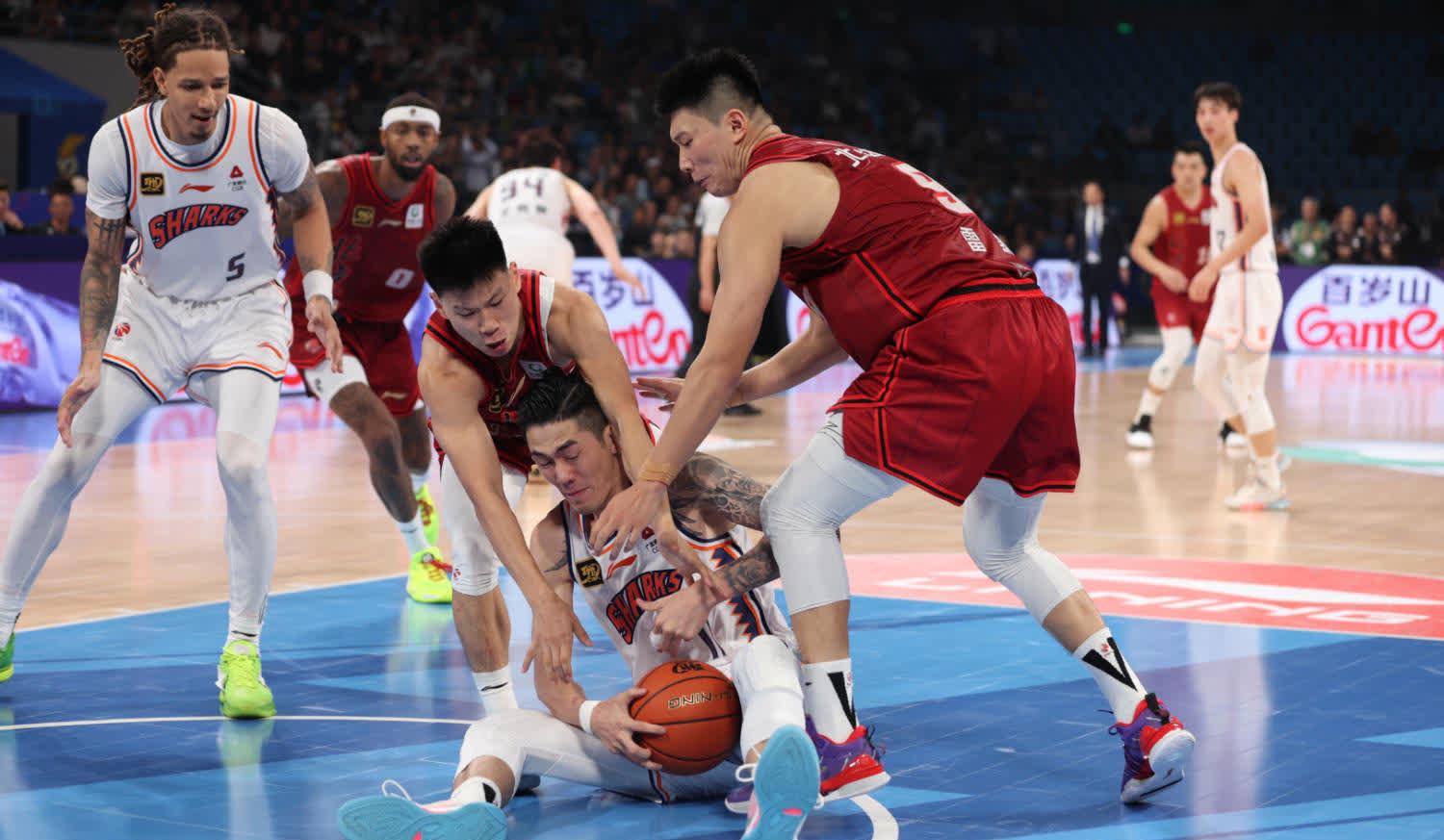 纪实报道：一场比赛的激烈对决的简单介绍