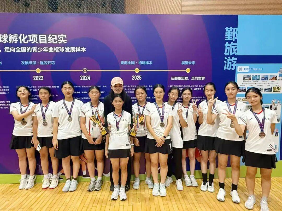 队员斗志昂扬冲刺，球队大获成功