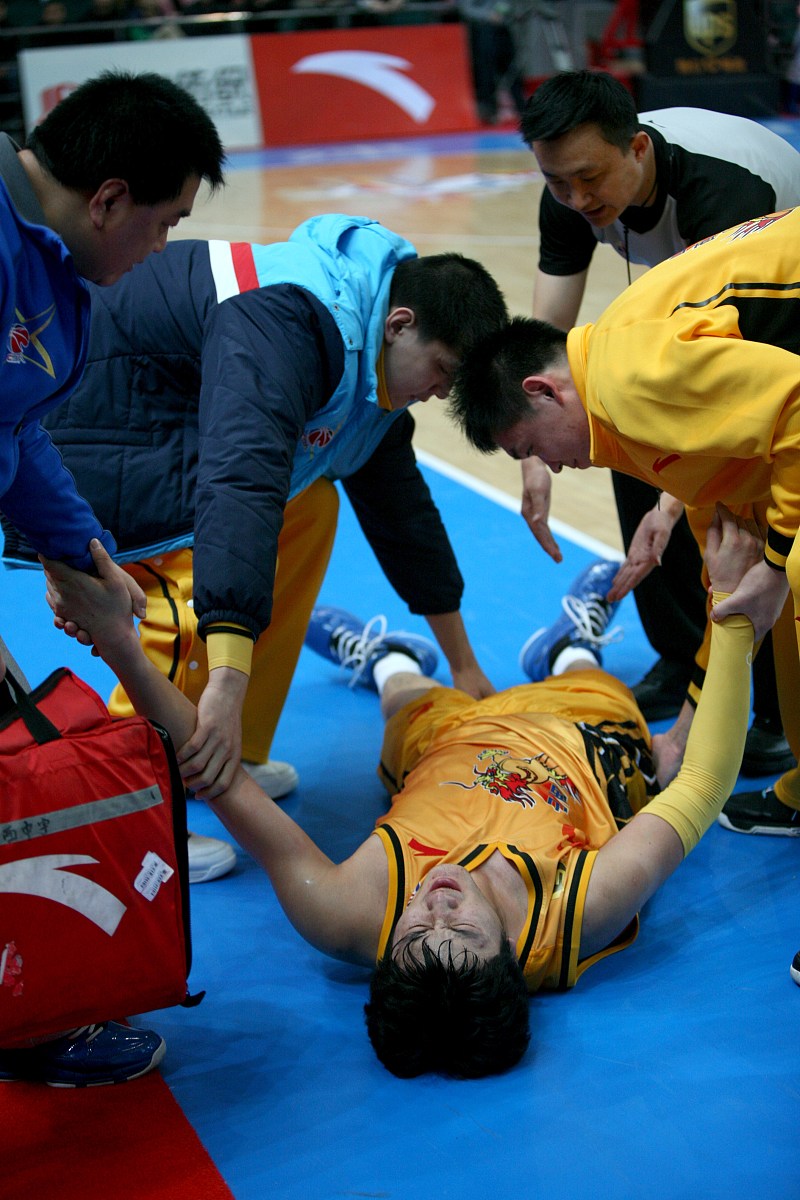 爱游戏体育链接-意外伤病困扰球队备战压力大增的简单介绍