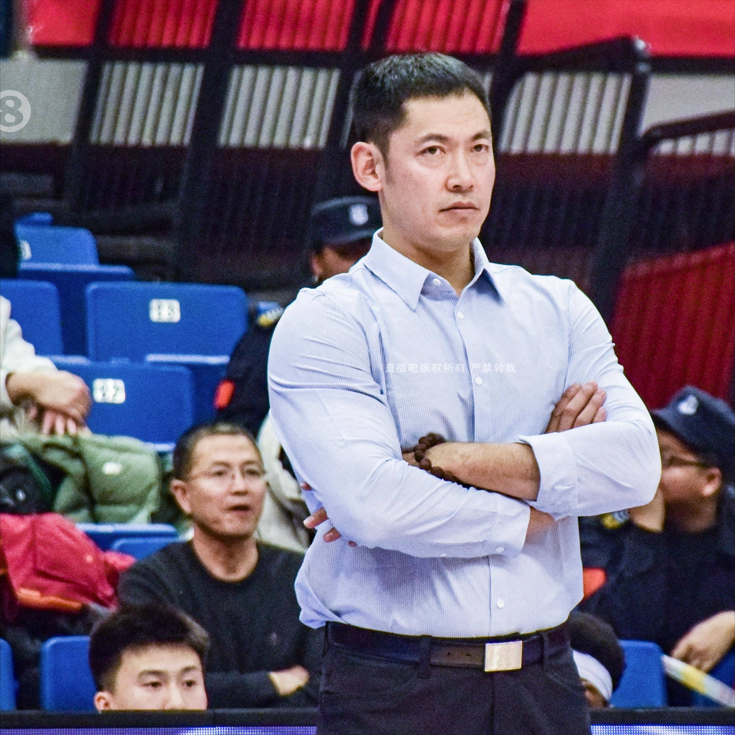 球队主教练赞扬球员在比赛中的表现 球队主教练赞扬球员在比赛中的表现