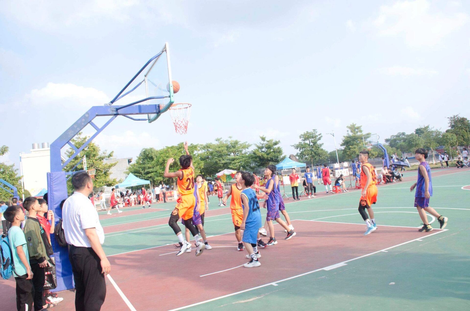 篮球比赛中的精彩瞬间一定要回放 篮球比赛中的精彩瞬间一定要回放