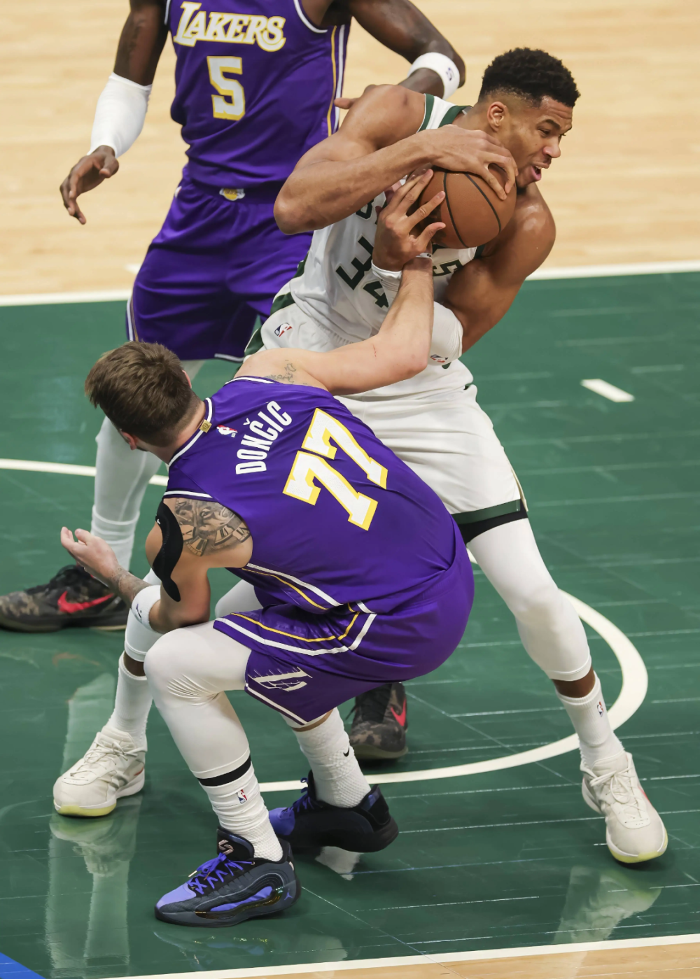 雄鹿力克太阳,取得胜利保持不败的简单介绍 雄鹿力克太阳,取得胜利保持不败的简单介绍